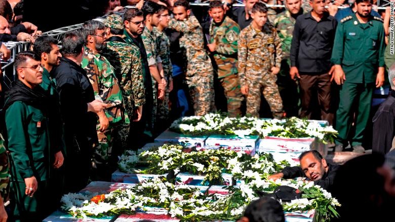 Các thành viên của quân đội Iran bày tỏ sự tiếc thương những người thiệt mạng trong cuộc tấn công hôm 22/9 tại Ahvaz