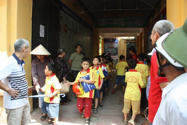 Phụ huynh đón trẻ sau giờ học buổi sáng tại Trường Tiểu học Ninh Xá