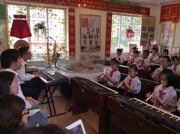 Thầy giáo Nguyễn Ngọc Tân - Trường tiểu học Thành Công A (Hà Nội) thực hiện tiết dạy âm nhạc có ông Hiroshi Hase - Bộ trưởng Bộ Giáo dục, Văn hóa, Thể thao, Khoa học và Công nghệ Nhật Bản dự giờ