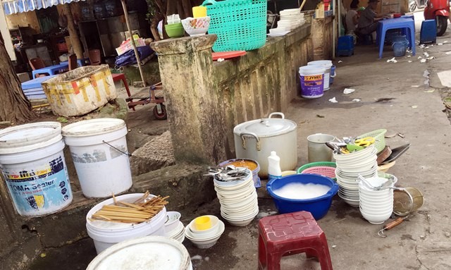 Hậu trường khu vệ sinh bát đũa của một quán ăn trên đường Thụy Khuê (Hà Nội)
