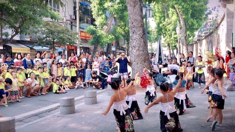 Hoạt động văn hóa tại Phố Bích họa Phùng Hưng thu hút đông đảo người dân