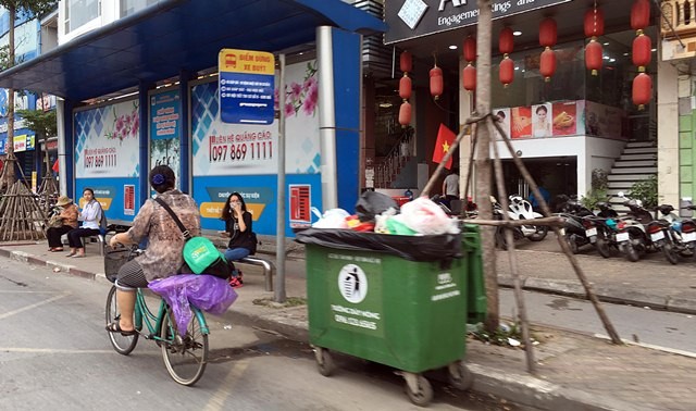 Nơi tập kết rác ngay trạm đón xe buýt của khách trên đường Xã Đàn (Đống Đa, Hà Nội)
