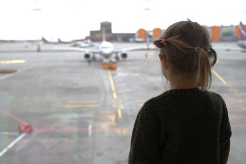 Bố mẹ bỏ quên con gái 5 tuổi ở sân bay