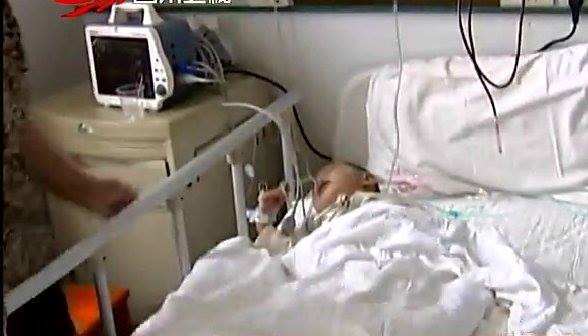 Bé trai 2 tuổi đột nhiên "ốm nghén" và mang thai khó hiểu