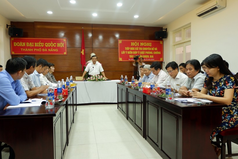 Ông Nguyễn Bá Sơn – Phó trưởng đoàn đại biểu quốc hội TP Đà Nẵng ghi nhận những góp ý từ đại diện các trường CĐ, ĐH trên địa bàn Đà Nẵng.

