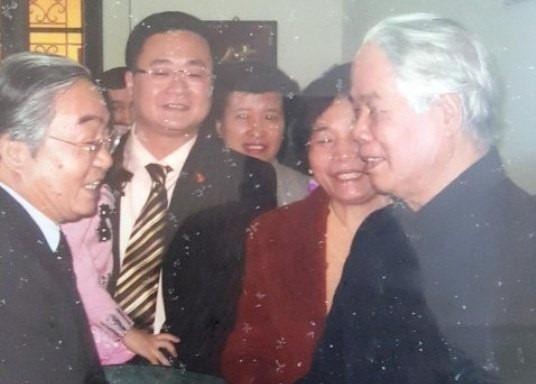 Cố Tổng Bí thư Đỗ Mười (bên phải) trong một lần gặp gỡ và làm việc với GS.VS Phạm Minh Hạc (bên trái)