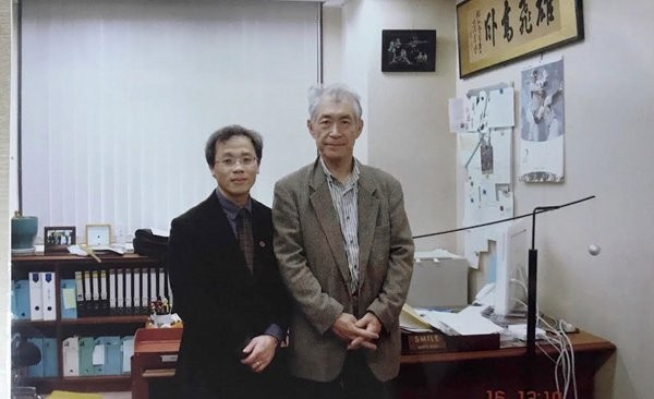 Giáo sư Tạ Thành Văn (ảnh trái) cùng thầy là Giáo sư Tasuku Honjo