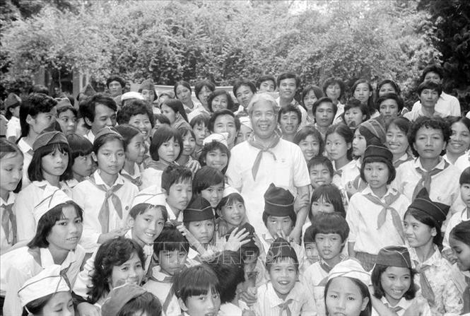Nguyên Tổng Bí thư Đỗ Mười thời kỳ làm Chủ tịch Hội đồng Bộ trưởng gặp gỡ thiếu nhi Hà Nội và Thái Bình nhân dịp các cháu vào viếng lăng Bác và thăm Bảo tàng Hồ Chí Minh, ngày 19/5/1990. (Ảnh: tư liệu)

