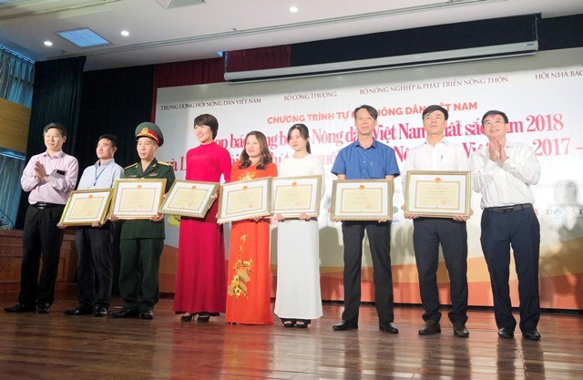 Các tác giả đoạt giải nhận bằng khen Bộ trưởng Bộ NN&PTNT