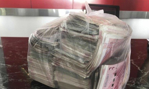 Công nhân vệ sinh Trung Quốc trả lại túi tiền chứa 22.000 USD