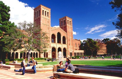 Đại học California đang xem xét yêu cầu giữ bài luận SAT hoặc ACT