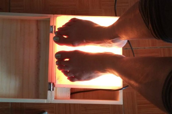 Nguy cơ bỏng chân khi xông nóng trên hộp đá muối