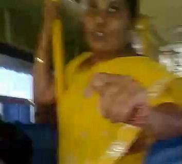 VIDEO: Khỉ lái xe buýt khiến hành khách kinh hãi