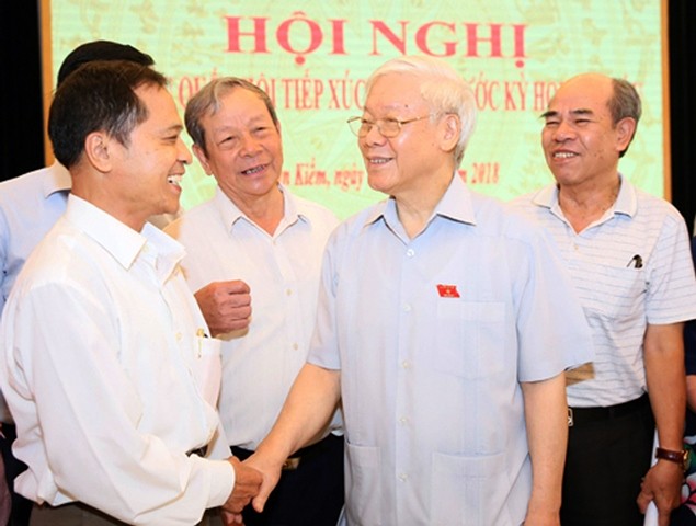 Tổng Bí thư Nguyễn Phú Trọng chào hỏi các cử tri tại buổi tiếp xúc