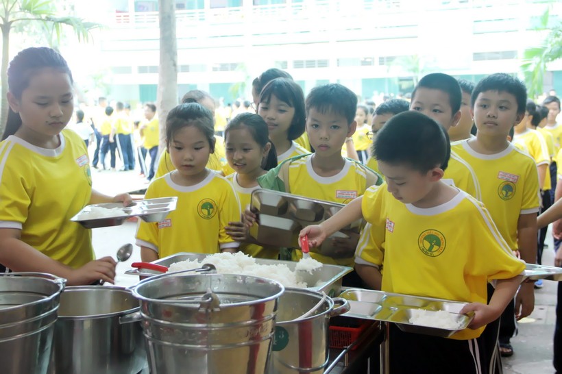 HS Trường Tiểu học Trưng Trắc tự phục vụ bữa ăn tại trường dưới sự hướng dẫn của giáo viên