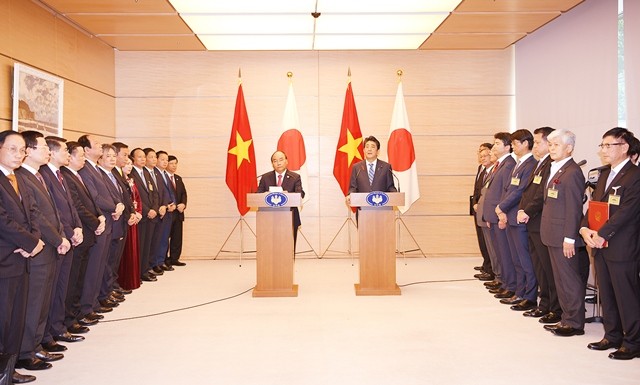 Thủ tướng Nguyễn Xuân Phúc và Thủ tướng Shinzo Abe chủ trì họp báo sau hội đàm