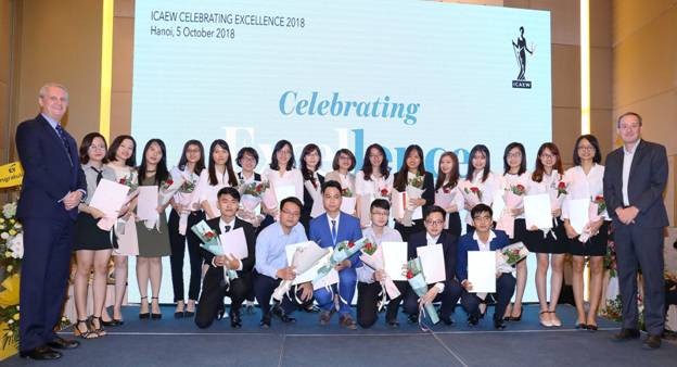 37 sinh viên Hà Nội đầu tiên đạt chứng chỉ quốc tế CFAB tại Việt Nam