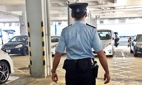 Hong Kong truy tìm nhân viên cảnh sát đội mũ ngược