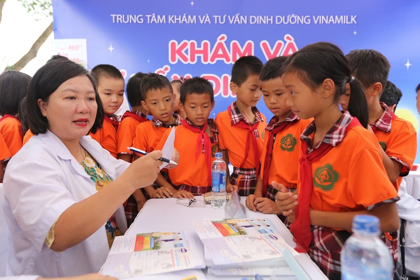 Quỹ sữa vươn cao Việt Nam và Vinamilk đem niềm vui ngày tết trung thu đến cho trẻ em tỉnh Vĩnh Phúc