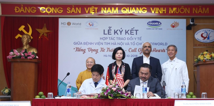 Lãnh đạo Bênh viện tim Hà Nội ký kết hợp tác với tổ chức MD1World.
