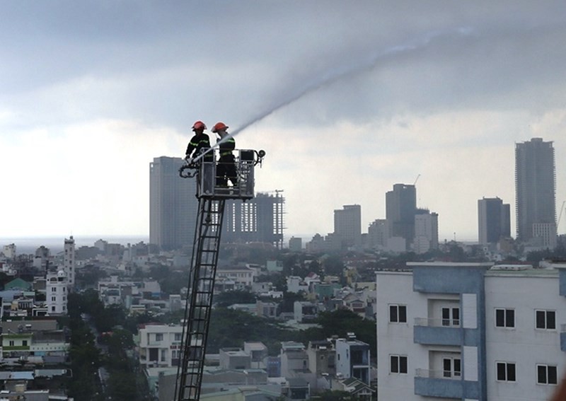 Đà Nẵng: Cháy, nổ ở tầng 12 chung cư, hàng trăm hộ dân hoảng loạn