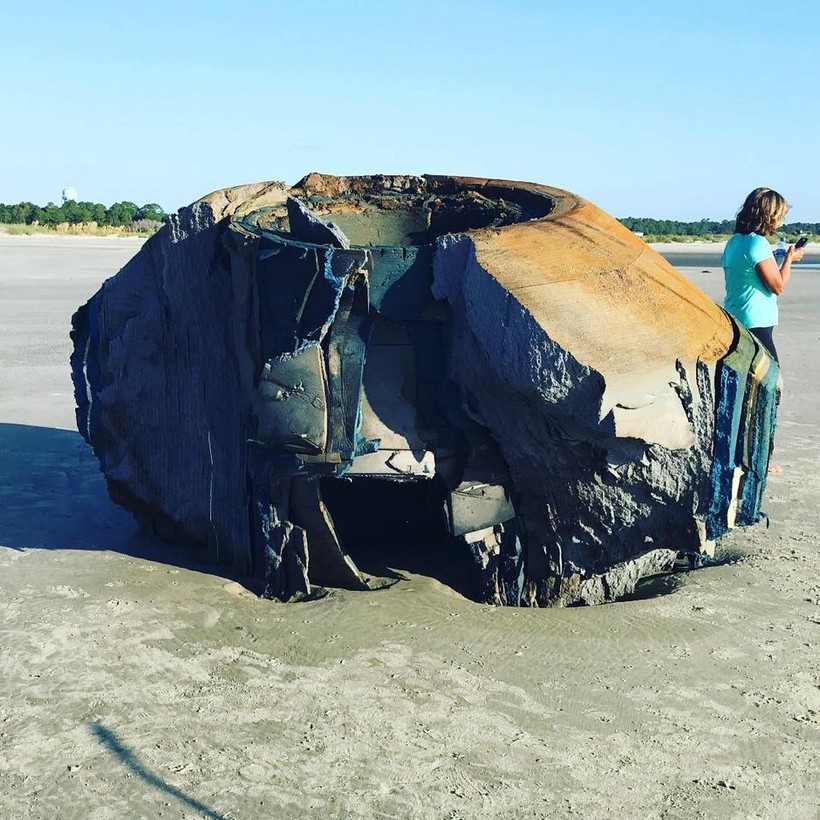 Vật thể khổng lồ bí ẩn dạt vào bờ biển Mỹ