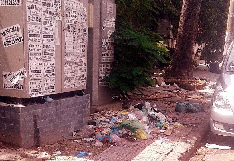 Vỉa hè bị biến thành bãi rác khiến người đi bộ không thể qua lại