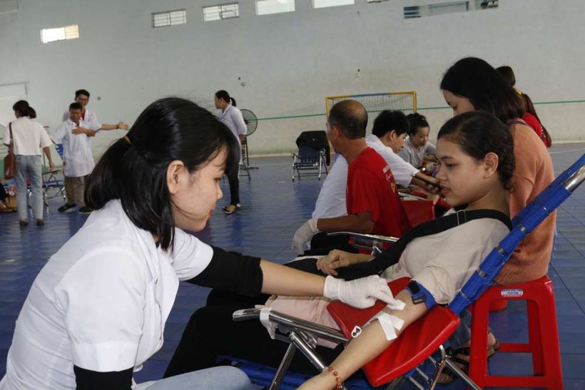  Bác sĩ kiểm tra huyết áp cho người tình nguyện hiến máu.
