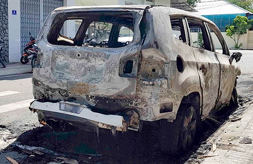 Ôtô 7 chỗ cháy trơ khung sau tiếng nổ ở Nha Trang