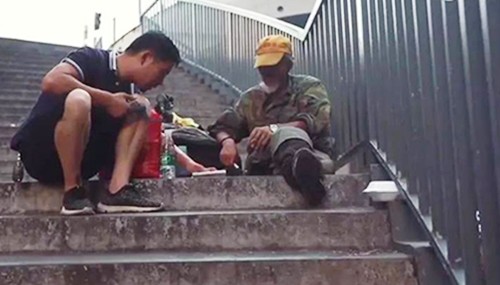 Chàng trai đi khắp Trung Quốc giúp người vô gia cư tìm lại gia đình