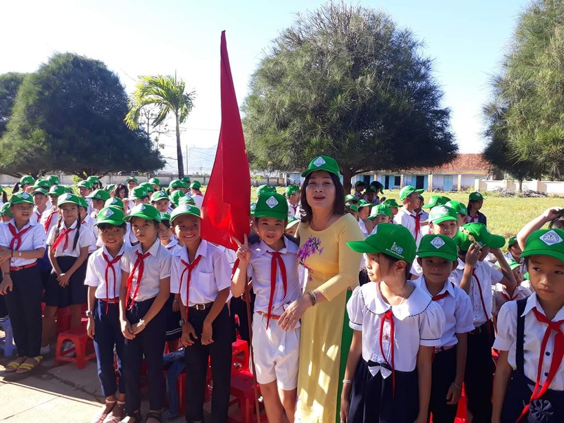 Công ty Môi trường Khánh Hòa trao mũ vải cho học sinh tiểu học Ninh An