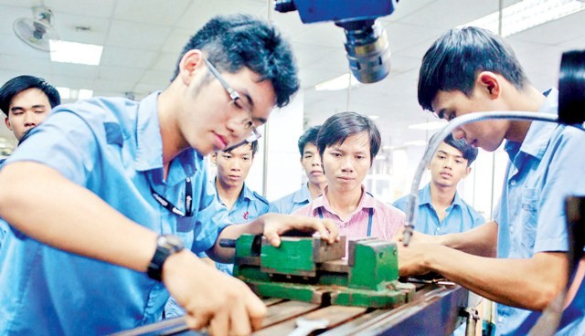 Sinh viên ĐH Bách khoa Đà Nẵng thực hành trên mô hình thực tế