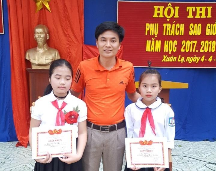 Thầy giáo Hoàng Viết Hưng và hai em học sinh đoạt giải