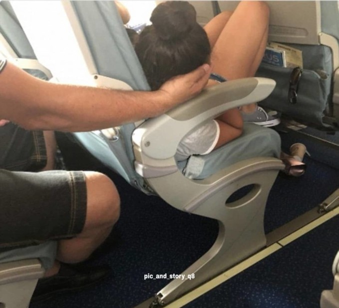 Dùng tay kê đầu cho con gái ngủ suốt chuyến bay, đây đích thị là ông bố mà ai cũng ao ước