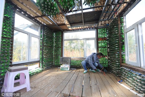 Người đàn ông xây nhà từ 50.000 chai bia