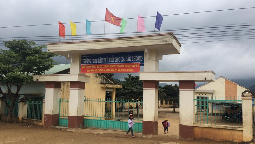 Trường PTDT bán trú Tiểu học Đắk Choong nằm nép mình bên những cánh rừng.