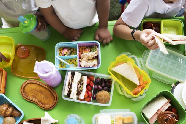 Giáo viên Anh “âm thầm” mang thêm thức ăn hỗ trợ học sinh bị đói