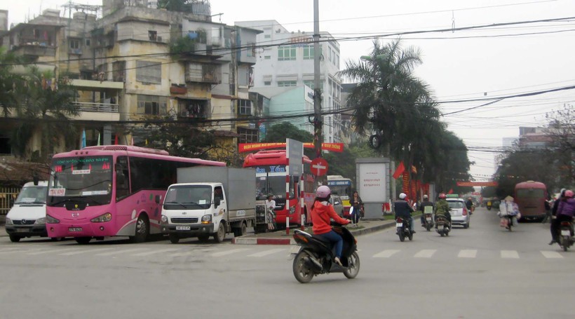 Dòng xe khách nối đuôi nhau đón khách trên phố Kim Đồng hướng ra đường Giải Phóng