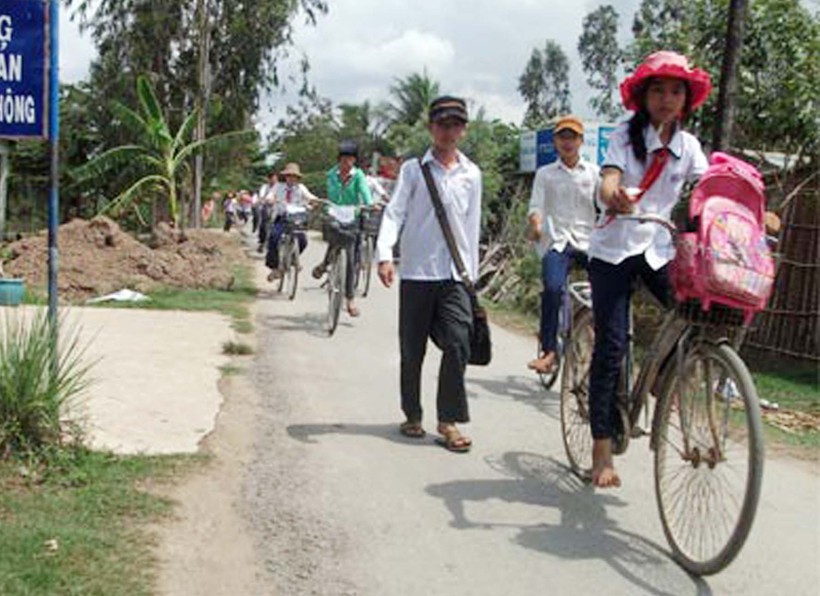 Học sinh xã Bình Tân (huyện Gò Công Tây, Tiền Giang) đến trường