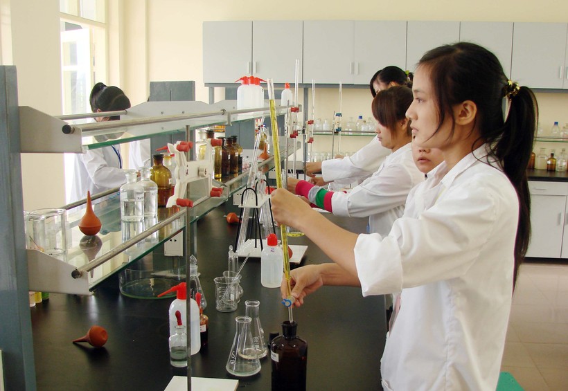 Sinh viên chuyên ngành sinh hóa nghiên cứu khoa học trong nhà trường