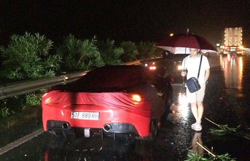 Siêu xe Ferrari của ca sĩ Tuấn Hưng nát đầu sau tai nạn