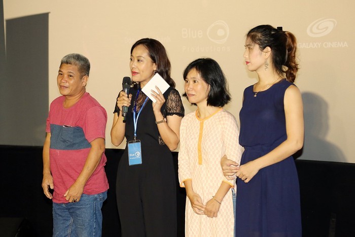 Đạo diễn - diễn viên Hồng Ánh (thứ hai từ trái sang) trong buổi chiếu ra mắt phim “Đi tìm Phong”
