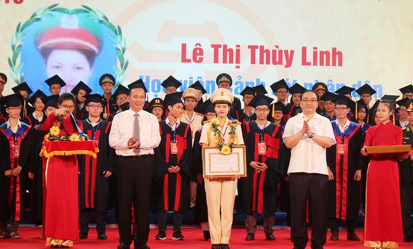 Lê Thị Thùy Linh tại lễ tuyên dương thủ khoa xuất sắc