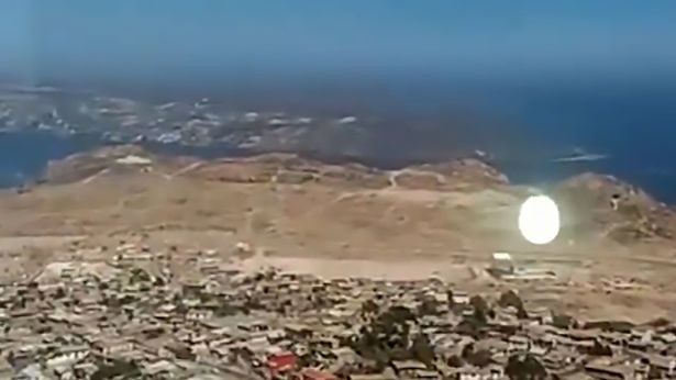 Video: UFO hình đốm sáng bí ẩn lơ lửng trên bầu trời Chile