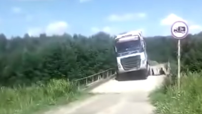 Điều xảy ra khi xe tải nặng cố đi qua cầu gỗ yếu
