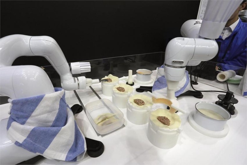 Một robot làm cho gyoza tại cửa hàng tiện lợi Lawson đứng tại Triển lãm kết hợp các công nghệ tiên tiến (CEATEC) ở Chiba, Nhật Bản