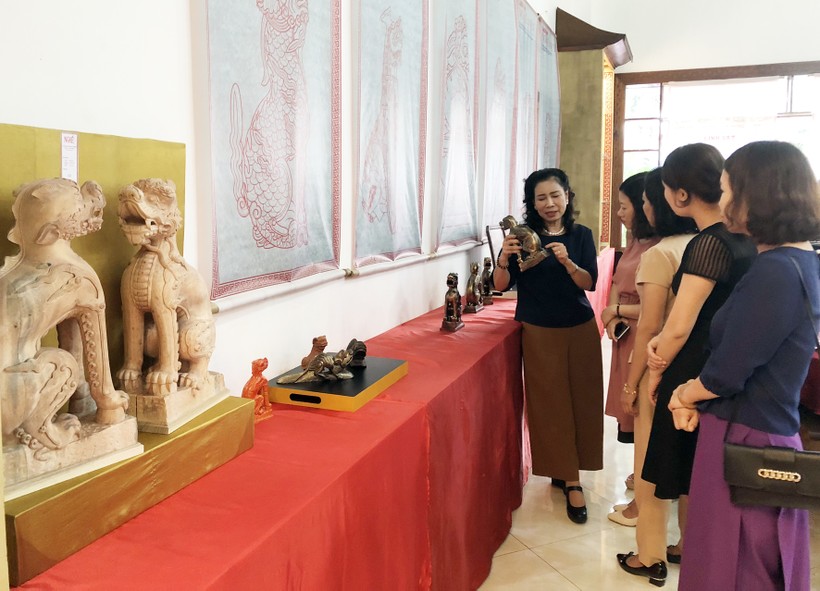Khách tham quan được giới thiệu về nghê Việt tại từng mẫu vật trưng bày