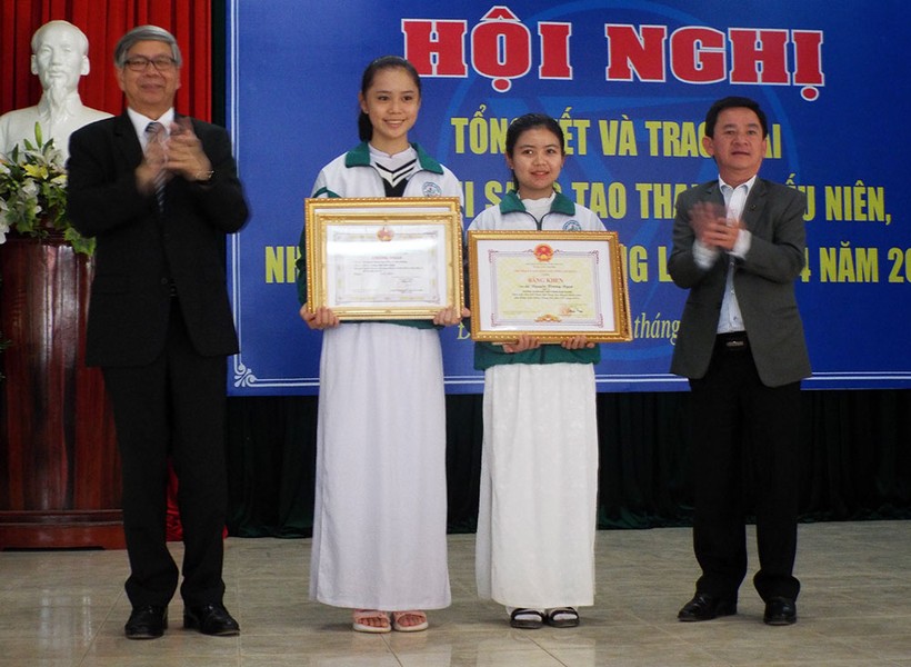 Em Lê Nguyễn Hoàng Ngân và em Phan Lê Phương Thảo (Trường THPT Đơn Dương) nhận giải Nhất cuộc thi