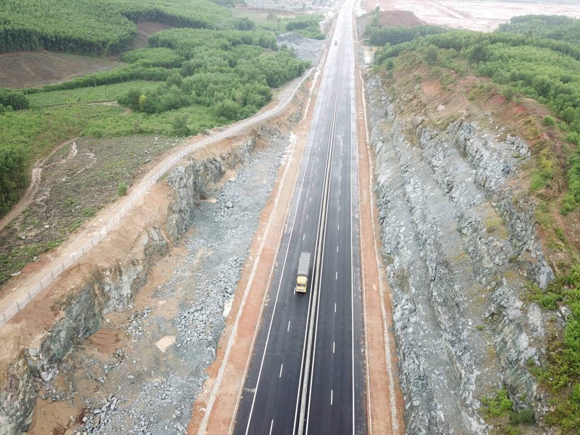 Nhiều hạng mục công trình trên tuyến cao tốc Đà Nẵng - Quảng Ngãi vẫn còn ngổn ngang