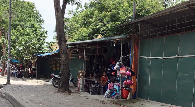 Èo uột mấy gian hàng bán đồ cũ, đại hạ giá sống “thoi thóp” tại khu vực chợ tạm Ngã Tư Sở trên đường Láng